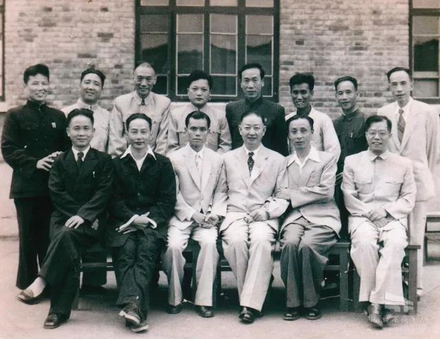 沈云陔（前排右二）与京剧梅兰芳（前排右三）、川剧阳友鹤（前排左三）等中国戏剧界同仁合影.jpg