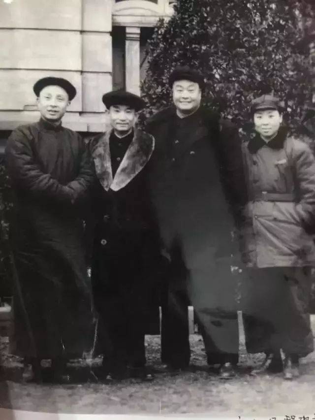 沈云陔（左一）与汉剧大师吴天保（左二）、京剧大师程砚秋（右二）留下珍贵的照片.jpg